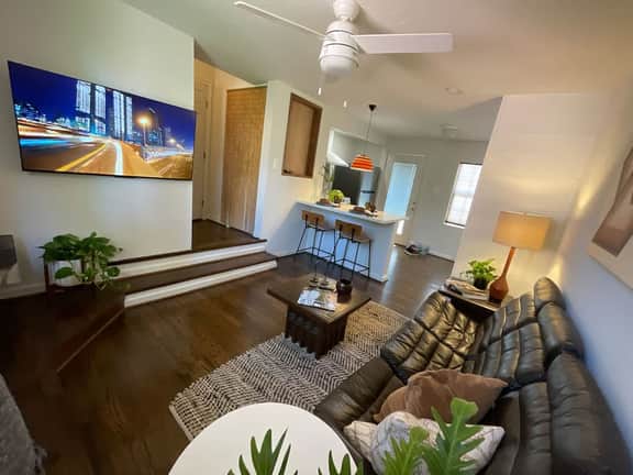 the escape: king bedroom w/pool, hot tub access