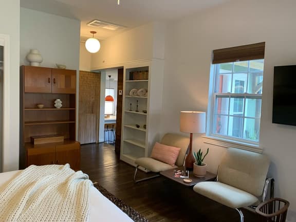 the escape: king bedroom w/pool, hot tub access
