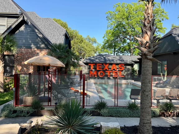 calla lily - relaxing haven with pool & hot tub